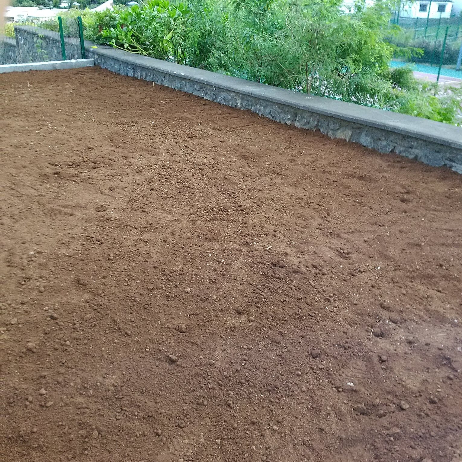 Préparation du sol pour pose de gazon avec terre végatale dans le 974 à la réunion
